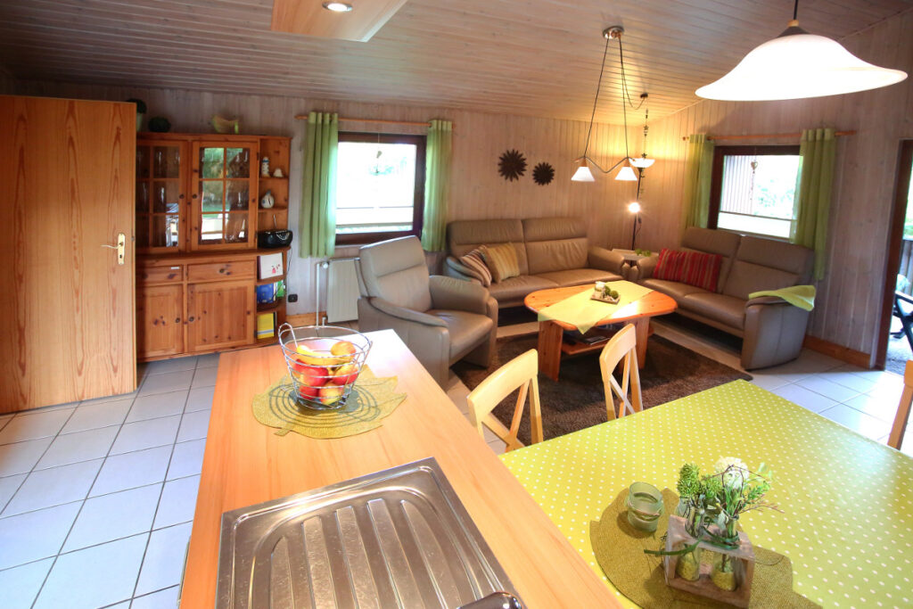 Das Wohnzimmer des Ferienhaus Nordlicht im Ferienpark Achtern Diek in Otterndorf.